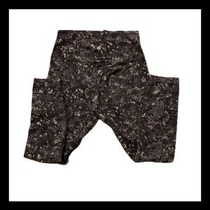 Luluemon Chic Black and White Floral womens Leggings
